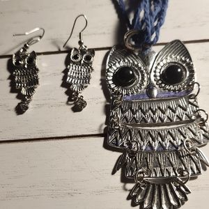 MEDALLION AND EARRINGS IN THE SHAPE OF AN OWL